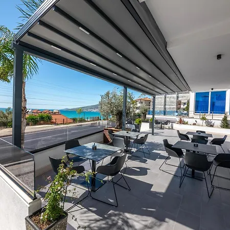 Azure Hotel Sarandë